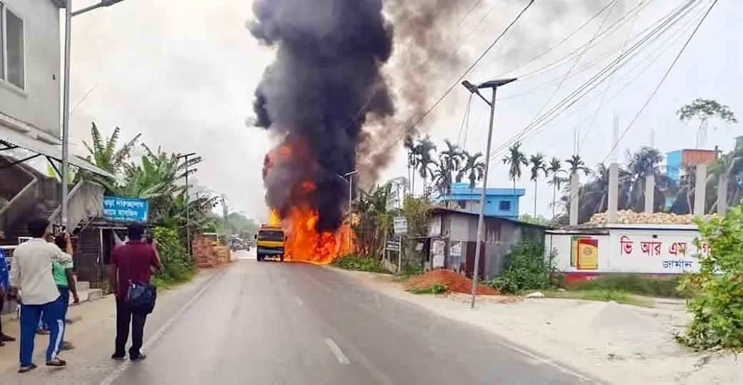 গৌরনদীতে তেলবাহী লরিতে আগুন, বড় দুর্ঘটনা এড়ানো